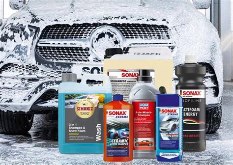 Automobilių šampūnų, vaškų ir valiklių pavyzdžiai, išdėlioti ant lentynos