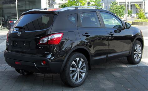 Infografika su Nissan Qashqai 2010 techninėmis specifikacijomis