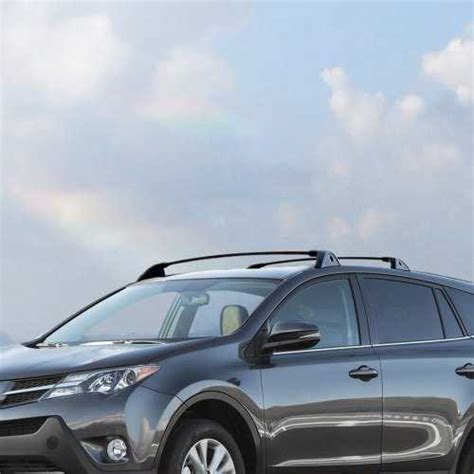 Toyota RAV4 su stogo bagažine, važiuojantis gamtoje