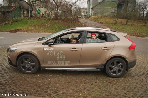 Volvo V40 su saugos pagalve pėstiesiems