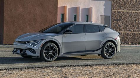 Kia EV6 krosoveris kelyje