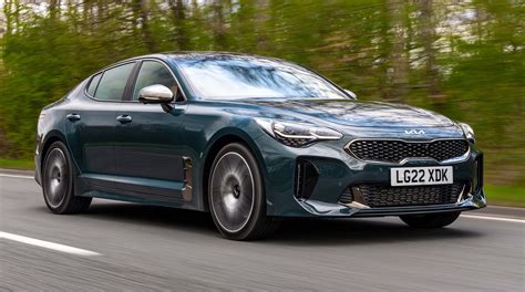 Kia Stinger GT važiuojantis lenktynių trasoje