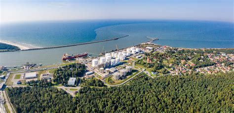 Klaipėdos jūrų uosto panorama su laivais ir krovininiais terminalais