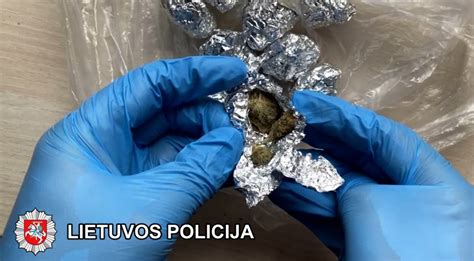 Teminė nuotrauka: paauglys uostantis lakiąsias medžiagas