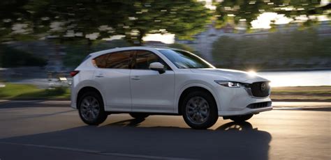 Mazda 5 automobilio valytuvų keitimo iliustracija