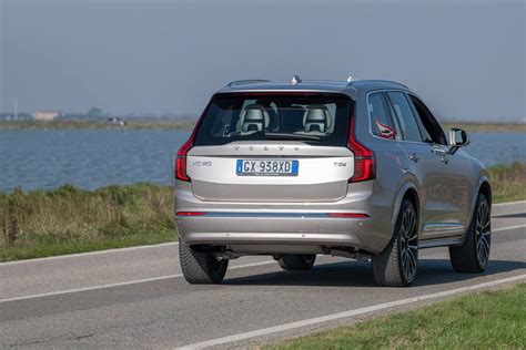 Volvo XC90 su šoniniais slenksčiais (teminis foto)