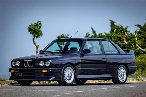 Palyginamoji BMW E30 M3 ir naujojo BMW M2 techninių savybių infografika