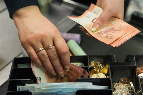 Tematinė iliustracija apie skolų išieškojimą ir senaties terminus
