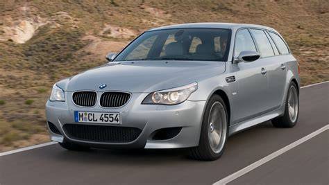 BMW E61 prietaisų skydelio nuotrauka su pranešimu apie padidėjusią emisiją