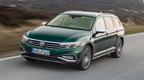 Volkswagen Passat Alltrack infografika, rodanti prošvaisos skirtumus tarp standartinio ir Alltrack modelio