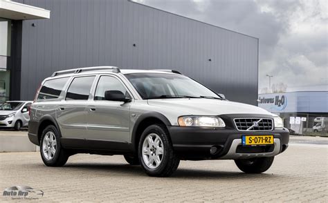 Volvo XC70 su žieminiu kraštovaizdžiu