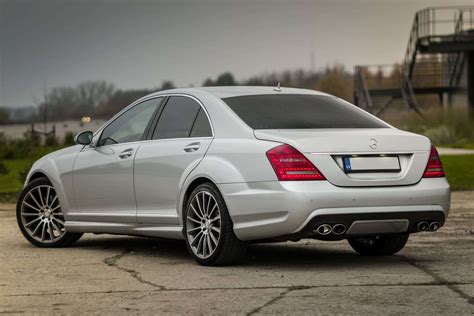 Mercedes-Benz S klasės automobilio su ratlankiais iliustracija