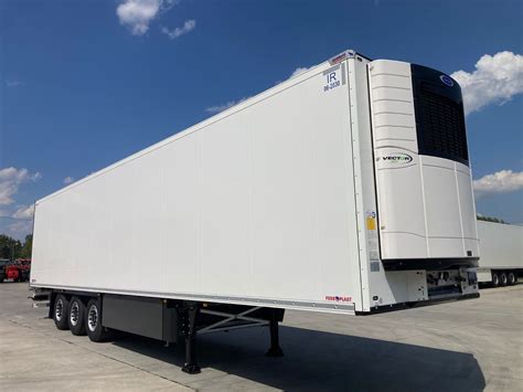 Tematinė nuotrauka su modernia SCHMITZ temperatūrine puspriekabe ir Carrier Vector agregatu