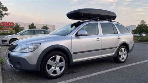 Vizualizacija: Škoda Octavia II Scout automobilio profilis, pabrėžiantis crossover elementus ir pakeltą kėbulą.