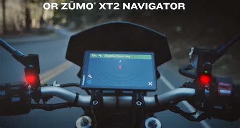 Motociklininkas naudojantis Garmin zūmo R1 navigacija