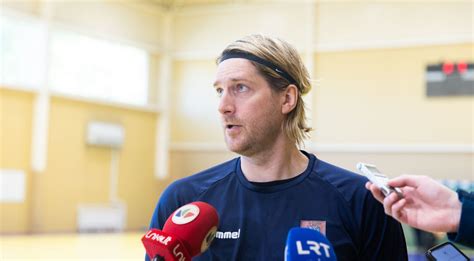 Martynas Fordas jaunystėje, žaidžiantis kriketą