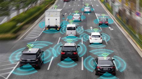 Vairuotojai su ryškiaspalvėmis liemenėmis šalia tempiamų automobilių