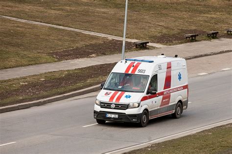 Teminė nuotrauka, vaizduojanti eismo spūstį ir greitosios medicinos pagalbos automobilį