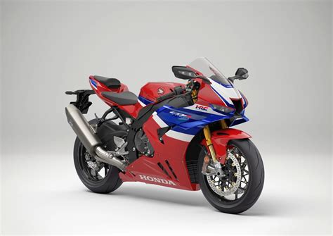 Honda CBR1000RR SP, važiuojantis lenktynių trasoje