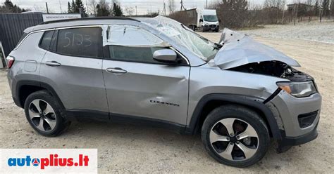 Naujojo Jeep Compass priekinė dalis su būdingomis septynių angų grotelėmis ir kampuotomis ratų arkomis.