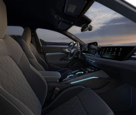 Jeep Compass interjeras su dideliais skaitmeniniais ekranais ir praktiškais valdymo elementais.