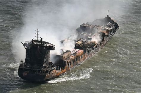 Katastrofos schemos: „Costa Concordia“ smūgio į uolą vieta ir laivo posvyrio kampas