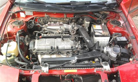 Nuotrauka, iliustruojanti Mazda 323 saloną, pabrėžiant medžiagų kokybę