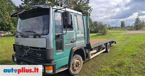 Volvo FL6 važiuojantis miesto gatvėmis