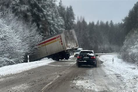 Teminė nuotrauka: sunkvežimis kelyje Lietuvoje