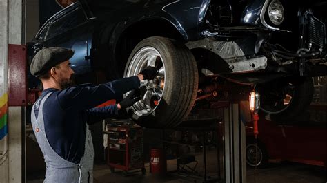 Tematinė nuotrauka: modernus autoservisas su specialistais