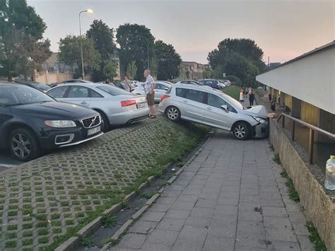 Sugadintas automobilis dėl parkavimo konflikto