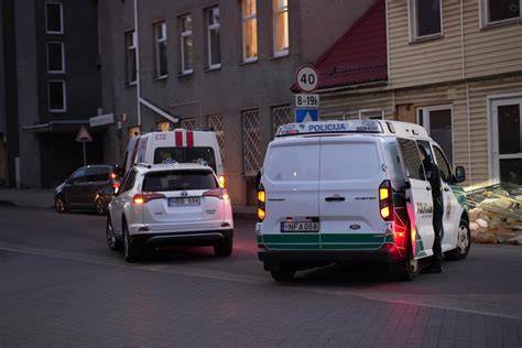 Teminė nuotrauka: avarijos vieta kelyje su užfiksuotomis policijos ir greitosios pagalbos mašinomis.