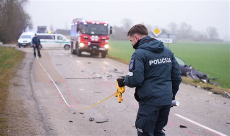 Avarijos, kurioje automobilis važiavo prieš eismą, nuotrauka iš Islandijos plento incidento.