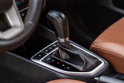 Automobilio automatinės pavarų dėžės svirties ir mygtukų schema