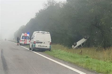 Avarija apsnigtoje kelio dangoje