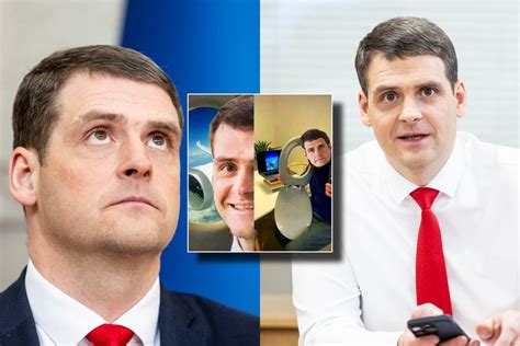 teminė nuotrauka: žmogus, besirenkantis autoservisą internete