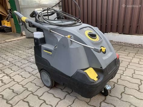 Teminė nuotrauka: aukšto slėgio plovykla valant automobilį
