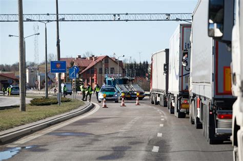 Teminė nuotrauka: pasieniečiai tikrina dokumentus pasienyje