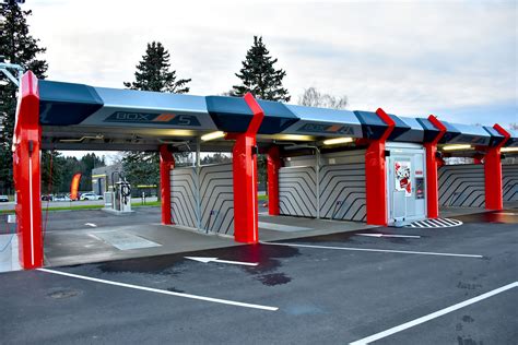 Tematinė nuotrauka su automobilio plovykla