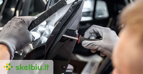 nuotrauka su automobiliu servise, kur vyksta draudiminis remontas