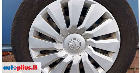 Skoda automobilis su R16 ratų gaubtais
