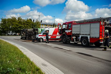 Panevėžyje apvirtęs sunkvežimis su autodalimis, ugniagesiai renka išsiliejusius degalus