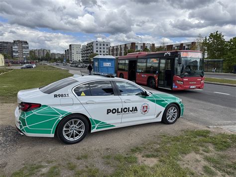 Teminė nuotrauka: policijos automobilis stabdo transporto priemonę reido metu