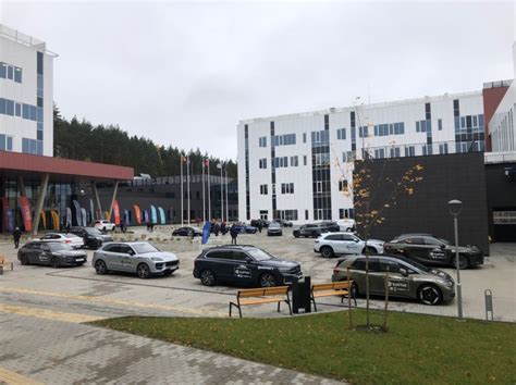 Naujausių mokomųjų automobilių nuotrauka