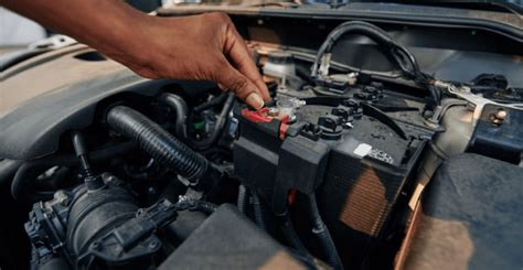 mechanikas tikrina automobilio starterį