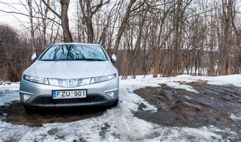 Automobilis, neteisingai pastatytas ant vejos sniegui tirpstant
