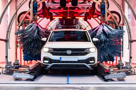 Automatinė tunelinė plovykla su besisukančiais šepečiais