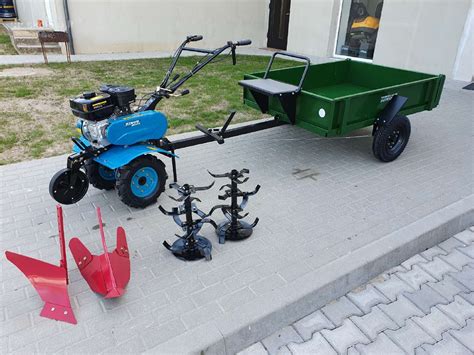 Motoblokas su priekaba dirba lauke