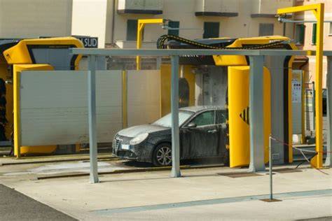 Šiuolaikinės automobilių plovyklos fasadas su automobiliu, laukiančiu plovimo