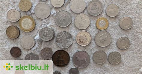 Monetos ir banknotai, simbolizuojantys atsiskaitymą